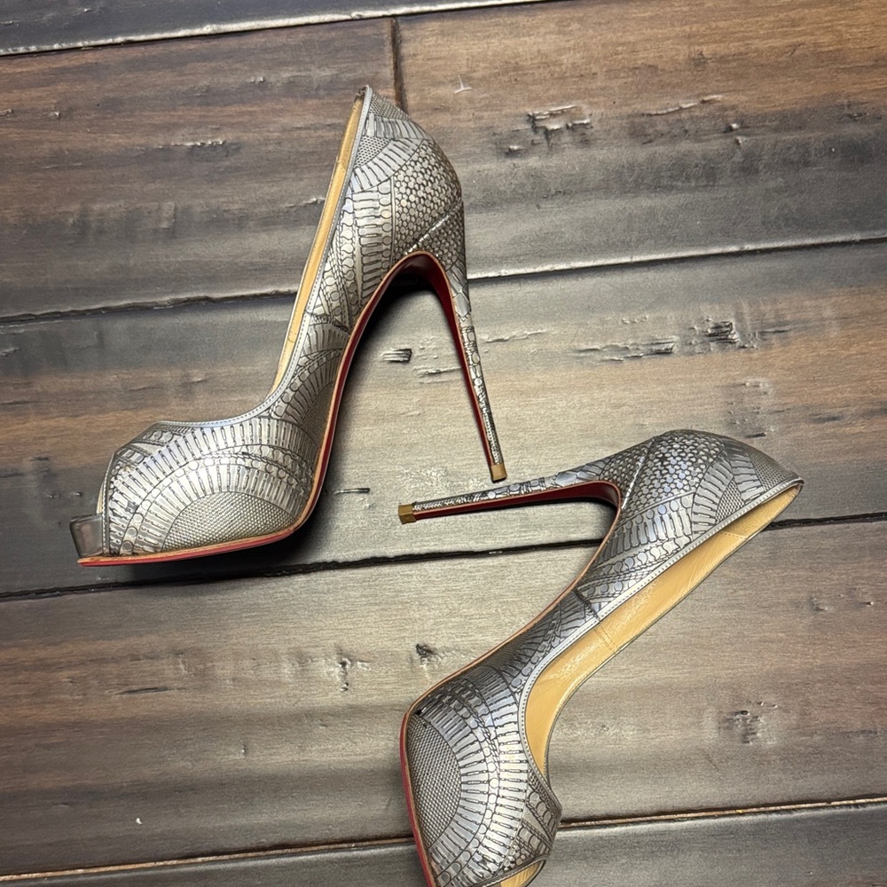 Christian Louboutin Metallic Silver Peep-Toe Pumps with Textured Pattern - Picture 4 of 6